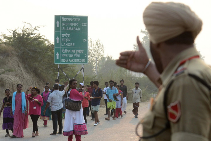 Ketegangan Memuncak di Kashmir, India Relokasi 10 Ribu Warga