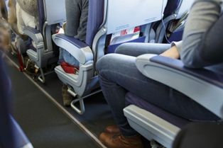 Dokter Selamatkan Nyawa Penumpang di Pesawat Hanya dengan Sendok dan Tusuk Gigi