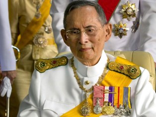 Raja Thailand Pulih dari infeksi Pernapasan