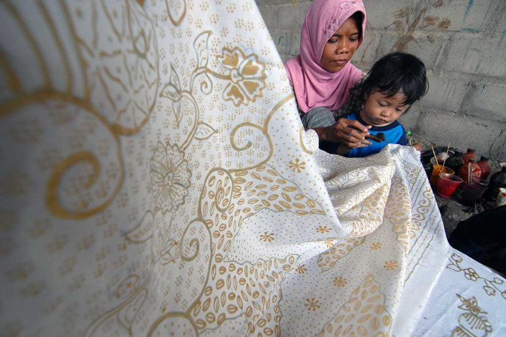 Warga Berbagai Daerah Peringati Hari Batik Nasional