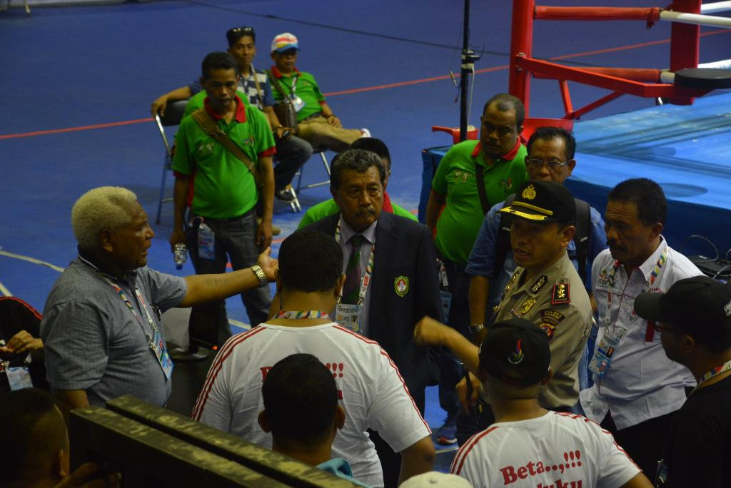 Kontingen cabang olahraga tinju Papua melancarkan protes terhadap hasil keputusan dewan juri pada PON XIX/2016.  (MI/BENNY BASTIANDY)
