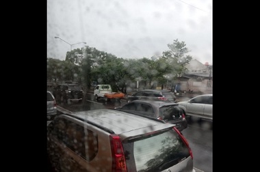 Angin Kencang dan Hujan Es Melanda Kota Bandung