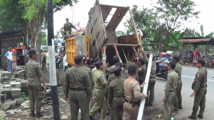 Ditunggui Pedagang, Satpol PP Urung Bongkar Lapak