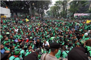 Sopir Go-Jek Minta Pertolongan Ahok