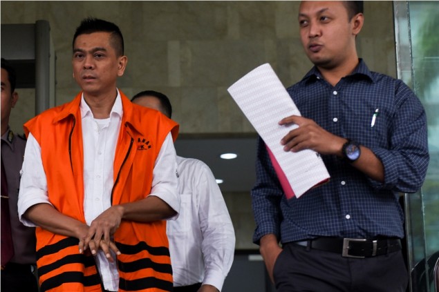 Mantan Ketua Komisi D DPRD DKI Jakarta Mohamad Sanusi (kiri) berjalan seusai diperiksa di Gedung KPK, Jakarta, Rabu (29/6)--Antara//Hafidz Mubarak A