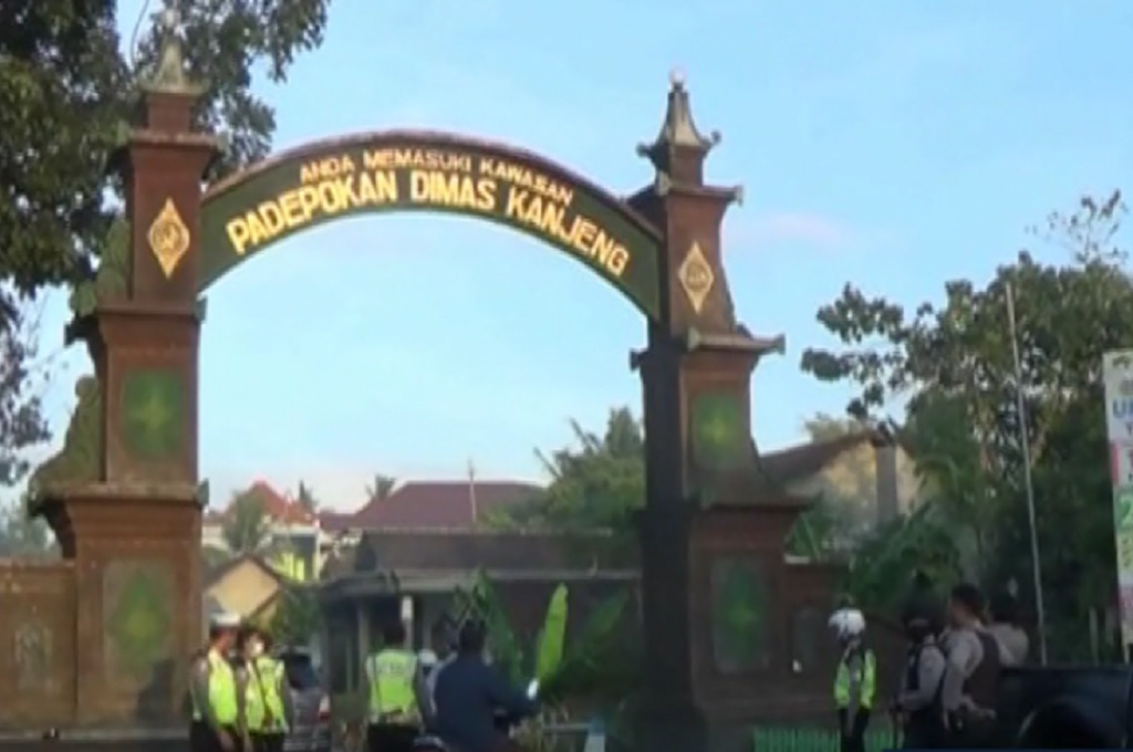 Gerbang Padepokan Dimas Kanjeng di Probolinggo, Metro TV