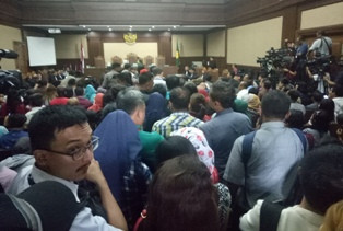 Sidang Kasus Kopi Bersianida Dibanjiri Pengunjung