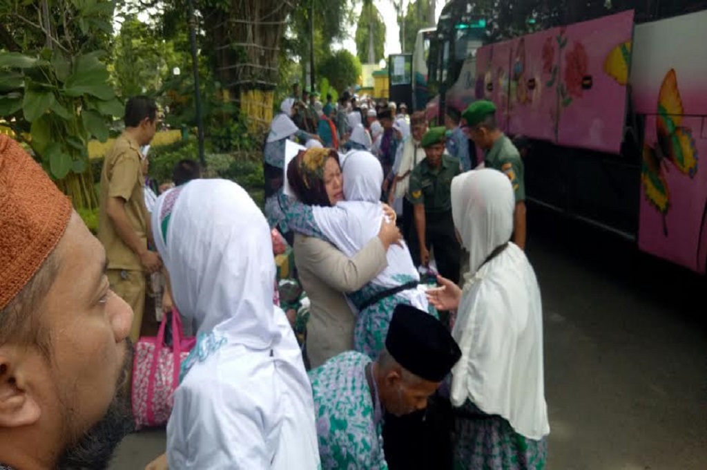 Suasana haru saat jemaah haji tiba di pendopo Kabupaten Jombang, MTVN - Nurul Hidayat