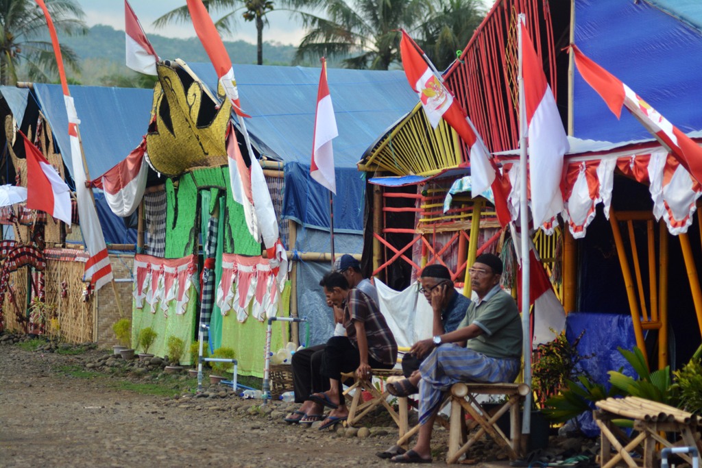 Sejumlah pengikut Dimas Kanjeng bertahan di tenda Padepokan Dimas Kanjeng di Desa Wangkal, Gading, Probolinggo, Jawa Timur, Senin (3/10/2016). Foto: Antara/Umarul Faruq