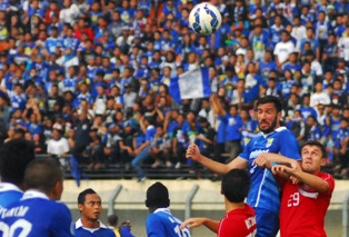Tandang ke Madura, Pelatih Persib Berharap Duet Bek Asing Padu