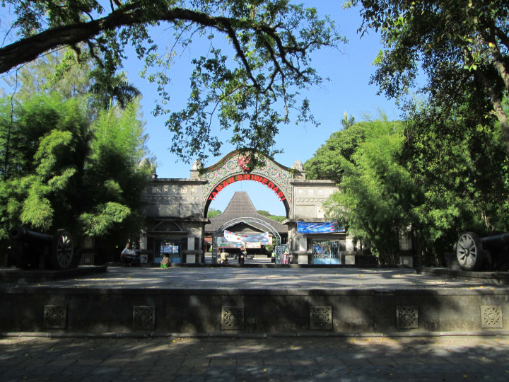 Solo Bangun Masjid Raya di Kawasan Hiburan