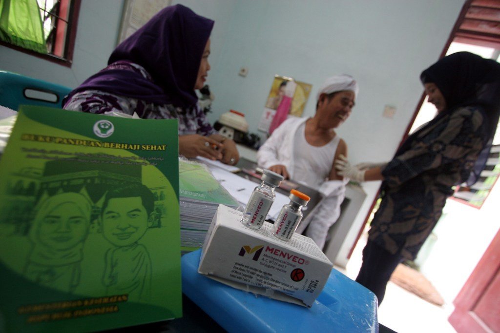 Seorang petugas memberikan suntikan vaksin meningitis kepada calon jamaah haji di Puskesmas Petisah, Medan, Sumut, Kamis (6/9/2012). Foto: Antara/Septianda Perdana
