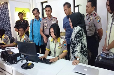 Pejabat Kemenpan RB Pantau Pembuatan SKCK Online di Sidoarjo