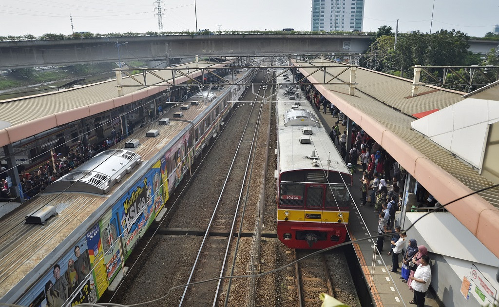 Ilustrasi komuter yang menunggu. (ANTARA FOTO / Yudhi Mahatma)