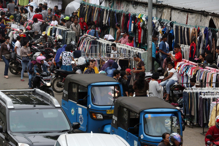 Pedagang Baju Bekas Pasar Senen Kembali Padati Jalan