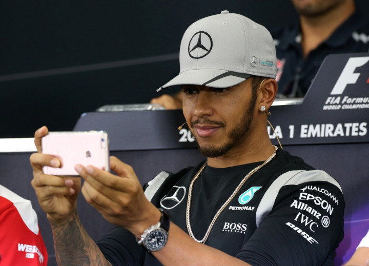 Aksi Konyol Lewis Hamilton saat Konferensi Pers jelang GP Jepang
