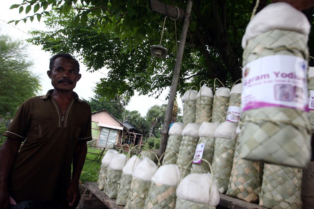 Seorang penjual garam yodium sedang menjajakan dagangannya. MI/Susanto.