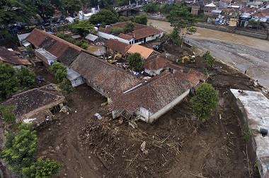 Banjir Bandang di Garut karena Pembangunan Rumah di Hilir Cimanuk
