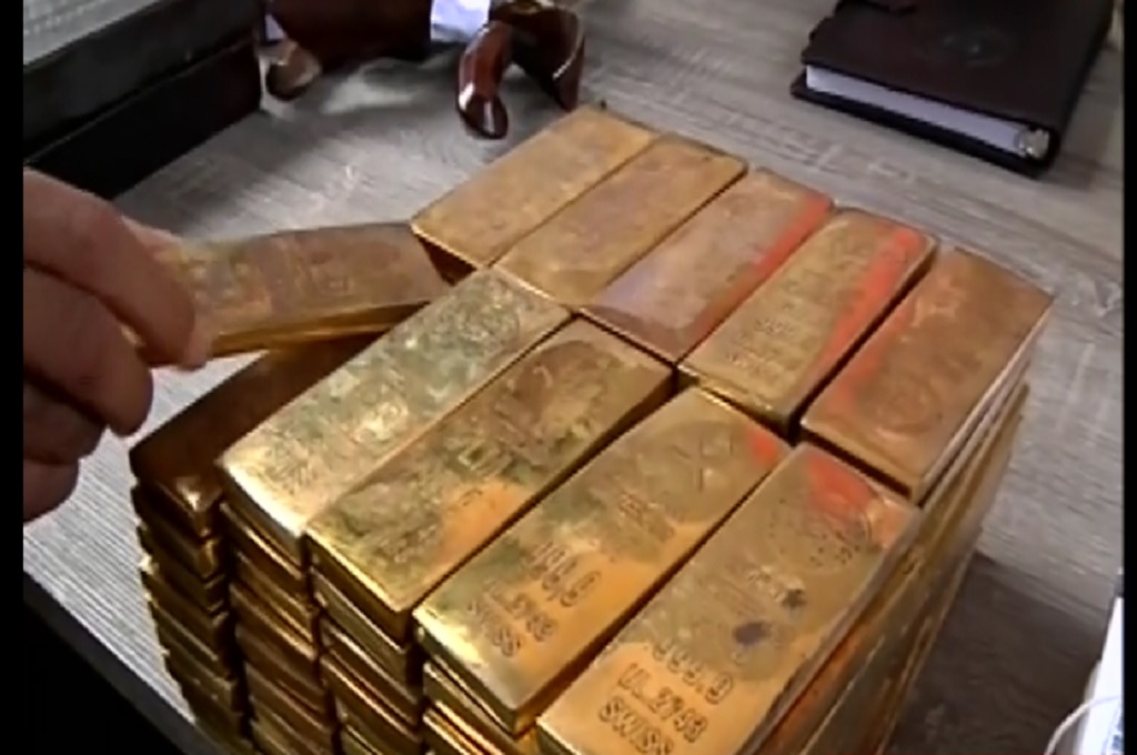 Lempengan emas barang bukti kasus penipuan yang disangkakan pada Taat Pribadi, Metrotv