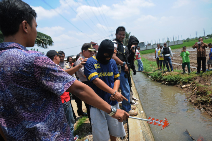 Polisi Olah TKP Kasus Pembunuhan oleh Dukun Palsu di Depok