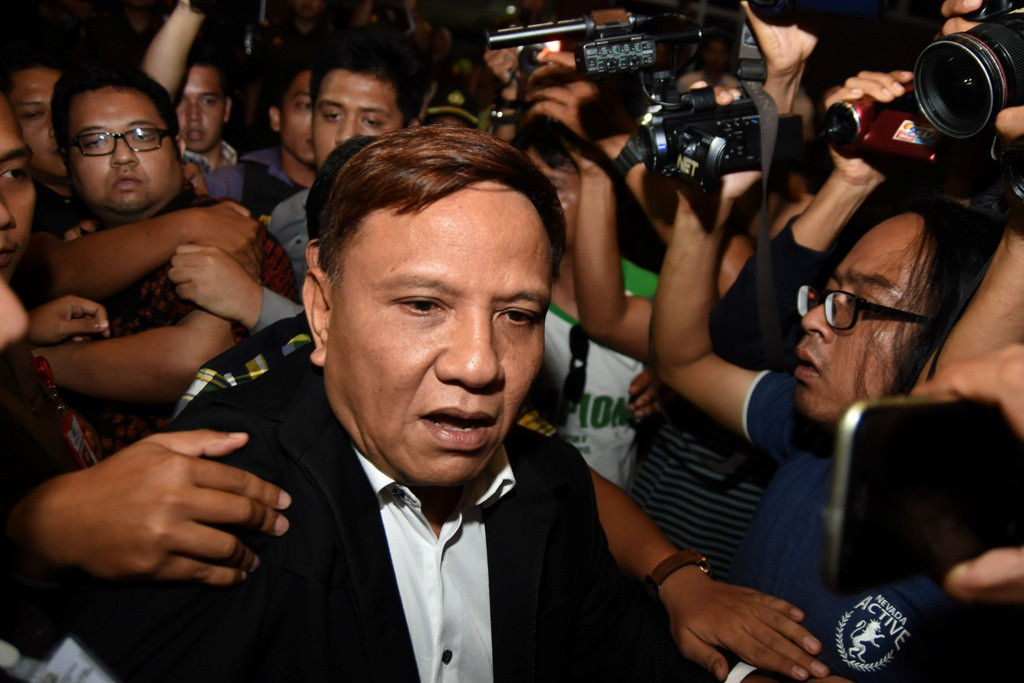 Mantan Ketua DPRD Surabaya periode 2009-2014 Wisnu Wardhana (tengah) dikawal petugas menuju mobil tahanan di Kejaksaan Tinggi Jawa Timur, Surabaya, Kamis (6/10/2016). Foto: Antara/M. Risyal Hidayat