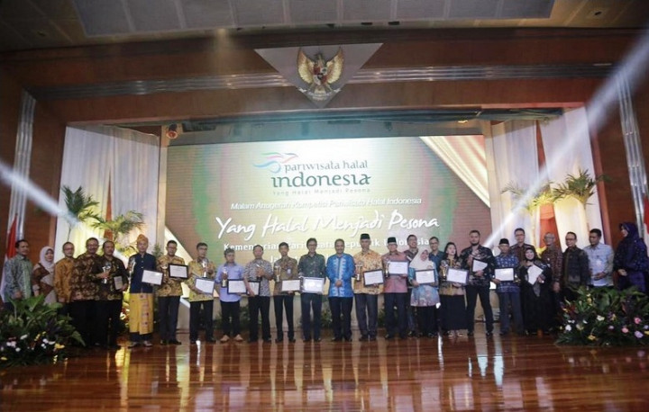 Menpar Serahkan Penghargaan Anugerah Pariwisata Halal 2016