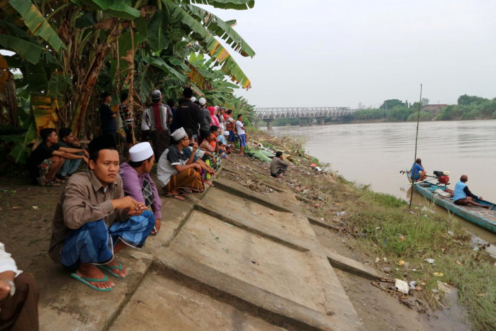 Pencarian 7 Santri Terganggu Air Keruh
