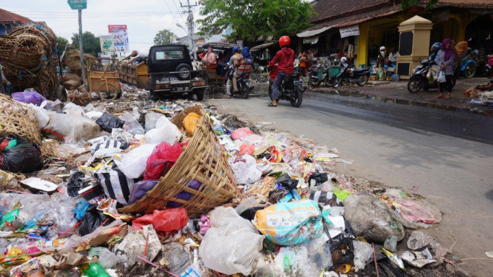 Warga Keluhkan Gunung Sampah di Pasar Gladak