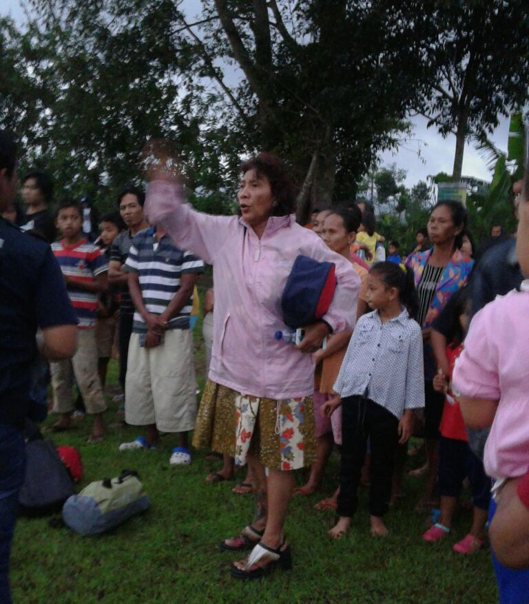 Helikopter Menteri Kelautan dan Perikanan Susi Pudjiastuti mendarat darurat akibat cuaca buruk di Lapangan Banyuurip, Temanggung, Jawa Tengah, Minggu (9/10). Foto: Tosiani/ MEDIA INDONESIA Koresponden.