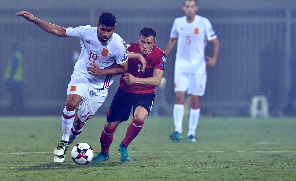 Diego Costa (Kiri) menyumbang gol untuk Spanyol saat menghadapi Albania (Foto: AFP/Andrej Isakovic)
