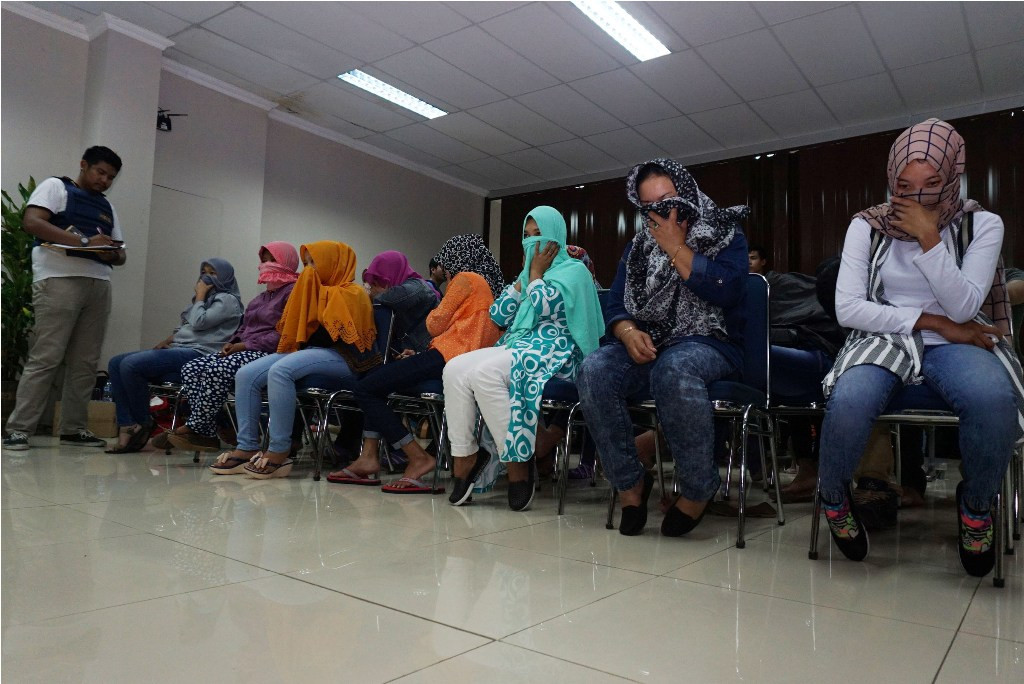 Petugas Imigrasi Bandara Soekarno-Hatta mendata calon Tenaga Kerja Indonesia (TKI) ilegal yang akan berangkat ke Timur Tengah, Tangerang, Banten, Minggu (9/10). Foto: ANTARA FOTO/Lucky R.