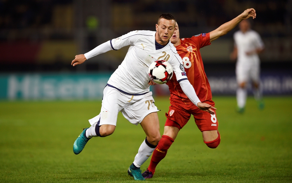 Federico Bernardeschi berduel dengan salah satu pemain Makedonia (Foto: AFP/Dimitar Dilkoff)