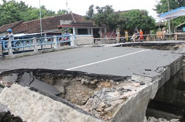 Diterpa Hujan Deras, Jembatan Putrapinggan Pangandaran Terputus
