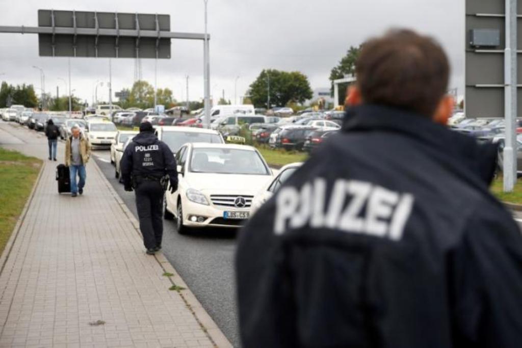 Polisi Jerman memeriksa mobil di pintu masuk bandara Berlin-Schoenefeld, di Schoenefeld, dekat Berlin, 9 Oktober 2016, menyusul kecurigaan bahwa serangan bom sedang direncanakan di Jerman. REUTERS/ Axel Schmidt.