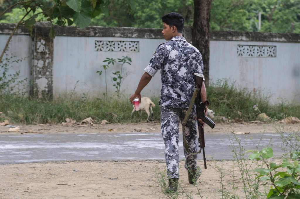 Penjaga daerah perbatasan bersenjata Myanmar mengamankan kamp di Maungdaw dekat perbatasan Bangladesh pada 9 Oktober 2016 menyusul serangan oleh kelompok bersenjata.. Foto: AFP PHOTO / STRINGER