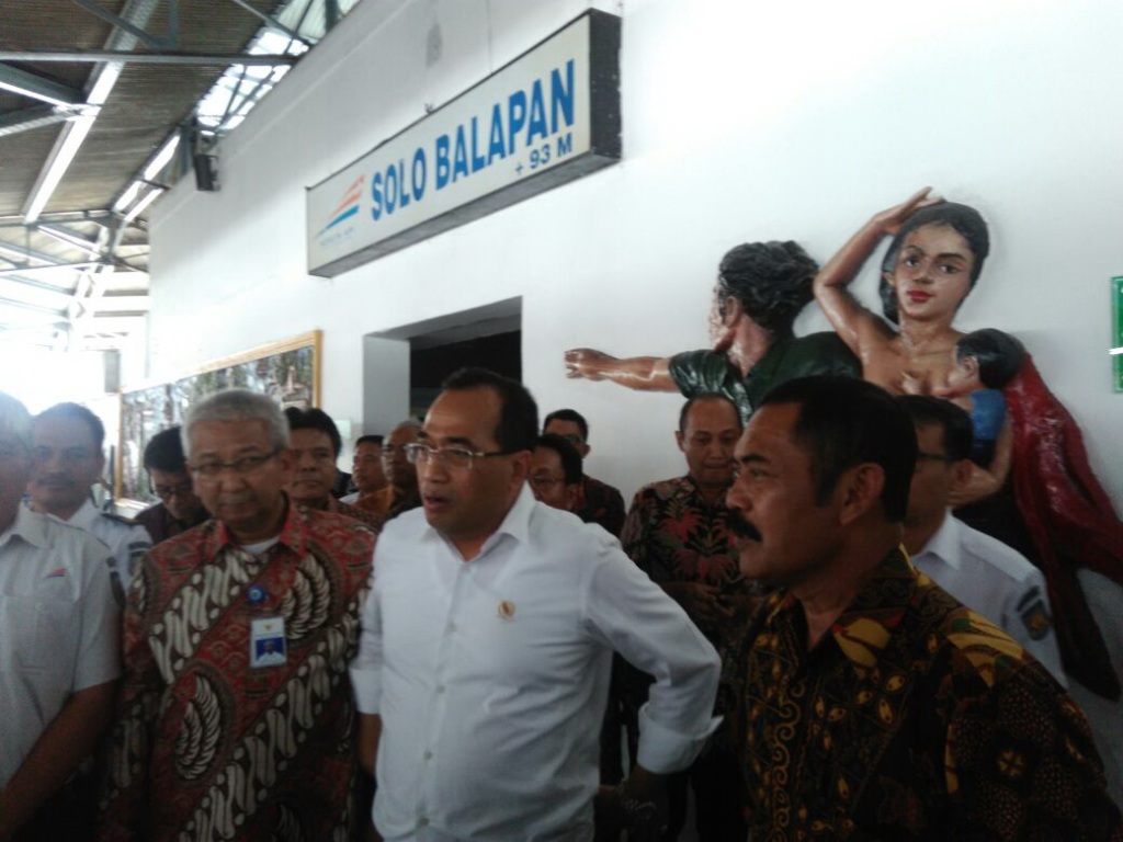 Menteri Perhubungan saat meninjau Stasiun Solo Balapan, Minggu (9/10/2016). Foto: Metrotvnews.com/ Pythag Kurniati.