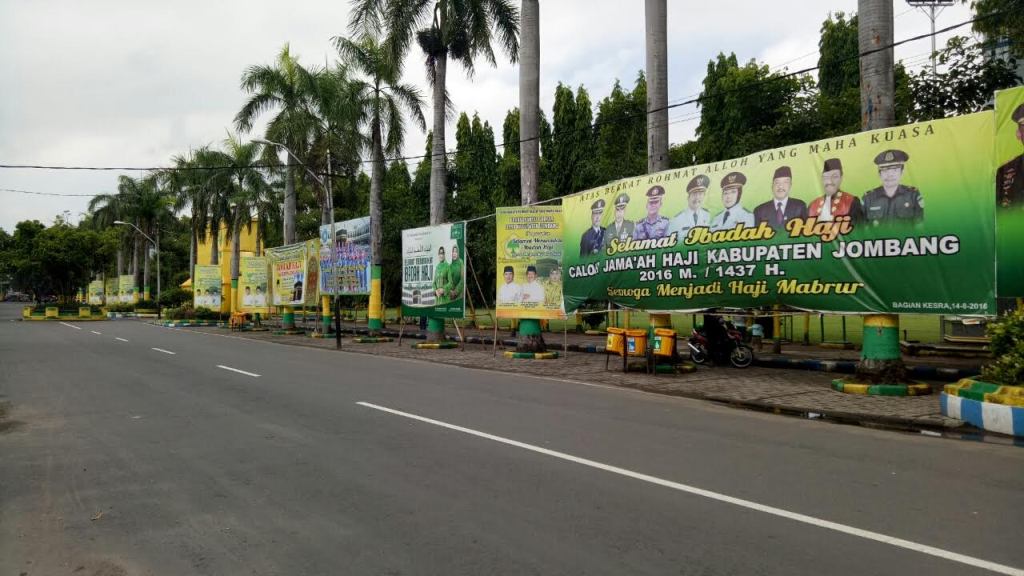 Puluhan baliho di Alun-alun Kabupaten Jombang bergambar Bupati Jombang Nyono Suharli dianggap merusak keindahan. (Foto: Nurul Hidayat)