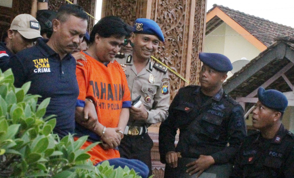 Polisi menangkap Dimas Kanjeng Taat Pribadi. Foto: MI/Abdus Syukur