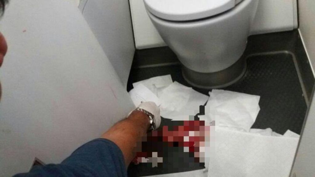 Janin berusia sekitar 5-7 bulan di toilet pesawat Qatar Airways. (Foto: Dok/Humas Polres Bandara)