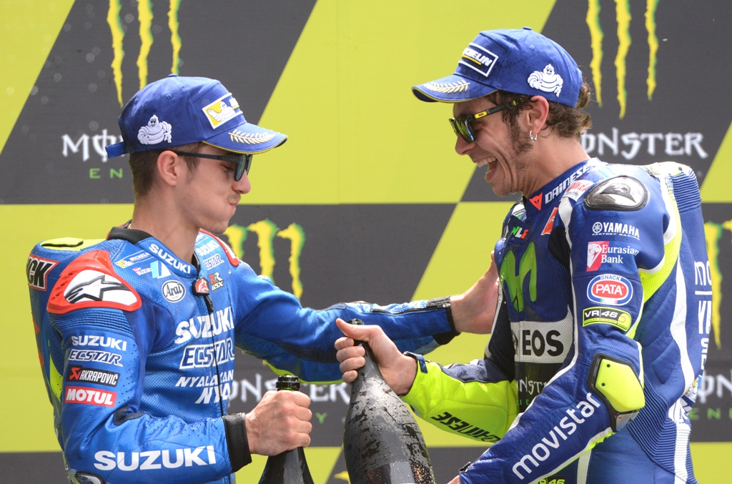 Maverick Vinales dan Valentino Rossi (Foto: AFP)