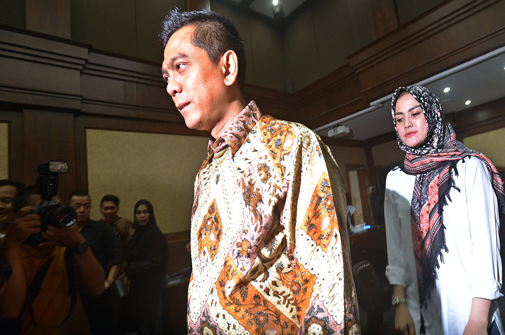 Terdakwa Mohamad Sanusi diikuti istrinya, Eveline Irawan, saat skors sidang lanjutan di ruang sidang gedung Pengadilan Negeri Tipikor, Bungur, Jakarta, Senin (3/10/2016) -- MI/Susanto