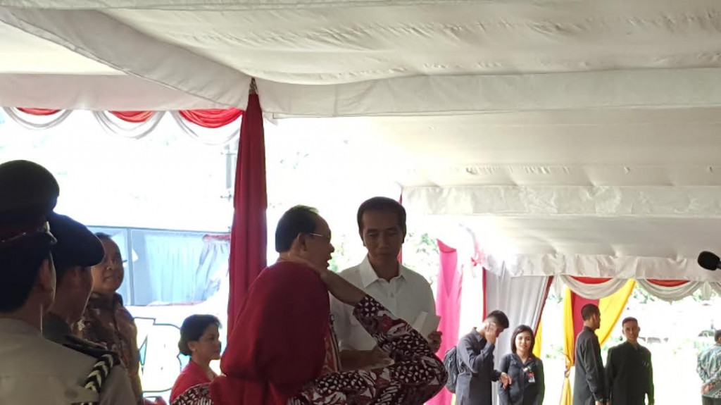 Presiden Joko Widodo saat berbincang dengan warga dalam agenda kampung KB, Kampung Jasem, Piyungan, Bantul. Foto: Metrotvnews.com/Githa Farahdina