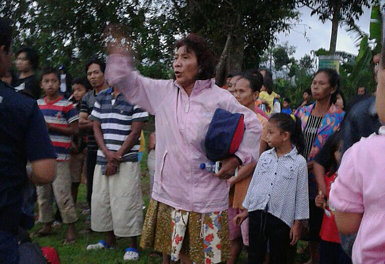 Menteri Kelautan dan Perikanan, Susi Pudjiastuti dikerumuni warga saat helikopter yang ditumpanginya mendarat darurat di lapangan Kelurahan Banyuurip, Temanggung, Jateng, Minggu (9/10/2016). (Media Indonesia/Tosiani)