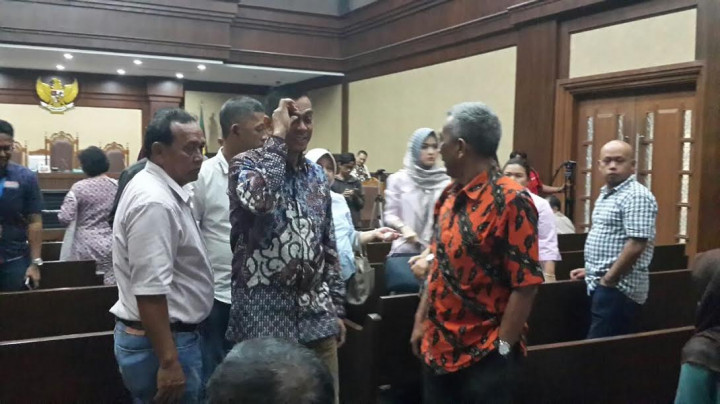 Di Balik Batik Mewah Sanusi