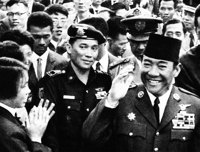 Maulwi Saelan (topi baret) saat mengawal Presiden Soekarno. (foto: buku Maulwi Saelan, Penjaga Terakhir Soekarno)