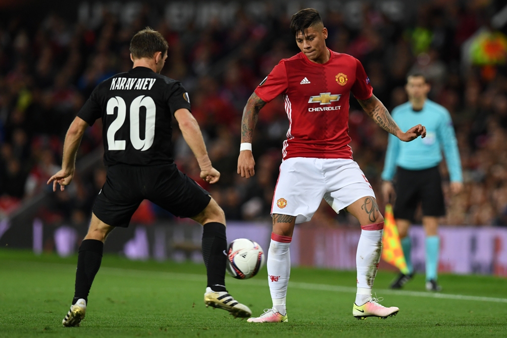 Rojo (kanan) saat membela Manchester United pada musim ini (PAUL ELLIS / AFP)