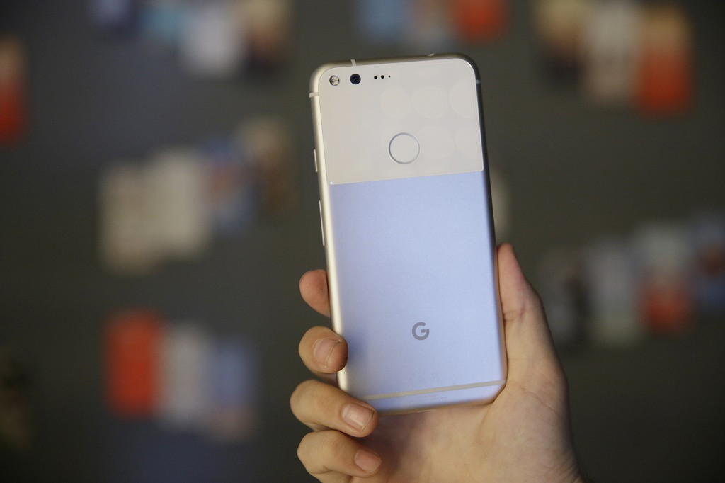 Google Pixel tidak tahan air. (AP Photo / Eric Risberg)