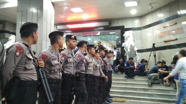 Kantor Kemenhub dijaga ketat pasca-OTT pungli perizinan, Selasa (11/10/2016).MTVN/Dheri Agriesta