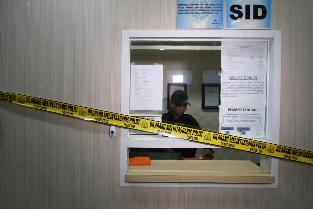  Petugas saat operasi tangkap tangan di kantor Kementerian Perhubungan, Jakarta, Selasa 11 Oktober 2016. Antara Foto/Rivan Awal Lingga