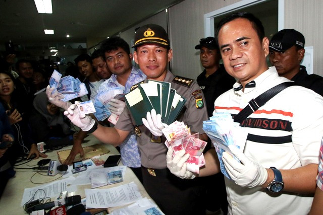 Kabid Humas Polda Metro Jaya Kombes Awi Setiyono (tengah) menunjukkan barang bukti OTT di Kementerian Perhubungan. Foto: Antara/Rivan
